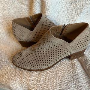 Lucky Brand Booties Sued Sand Tan size 8 weave style with side zipper